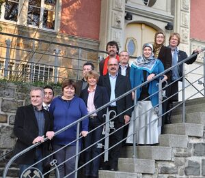 Hier ein Bild vom Tag der Wahl des Integrationsrates auf der Rathaustreppe